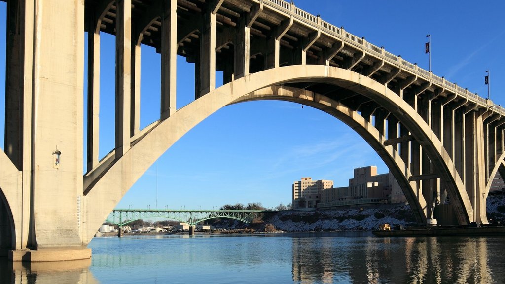 Instalación de viga metálica de refuerzo en obra de rehabilitación